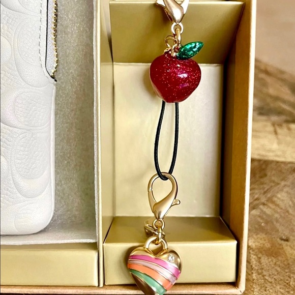 *SOLD* Boxed Coach Corner Zip Wristlet In White Signature Leather w/ 2 Charms - Picture 2 of 6